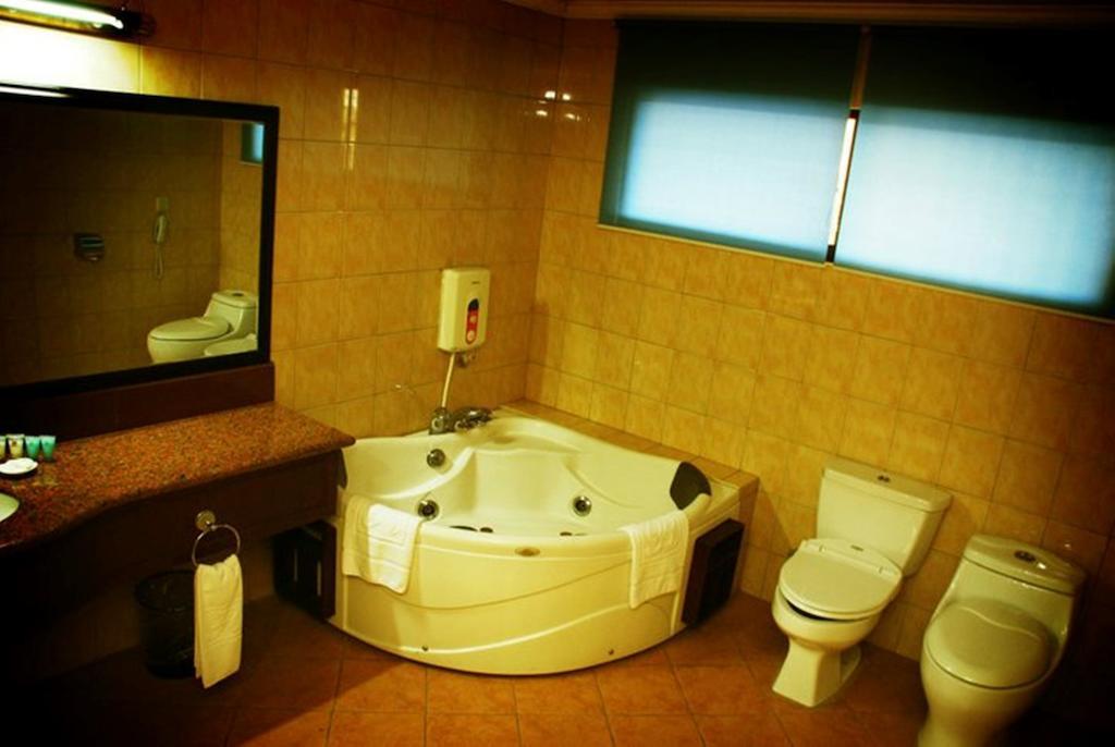 Grand Regal Hotel Bacolod Ruang foto