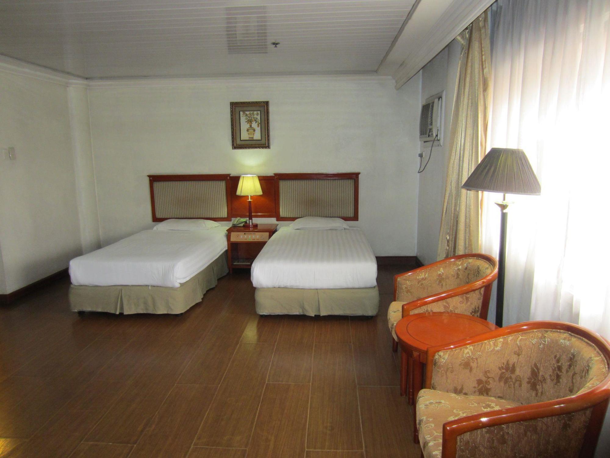 Grand Regal Hotel Bacolod Bagian luar foto