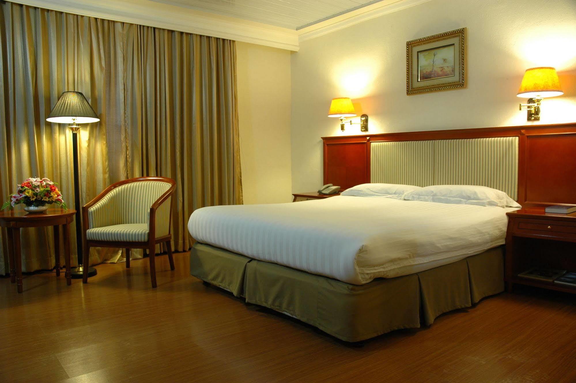 Grand Regal Hotel Bacolod Bagian luar foto