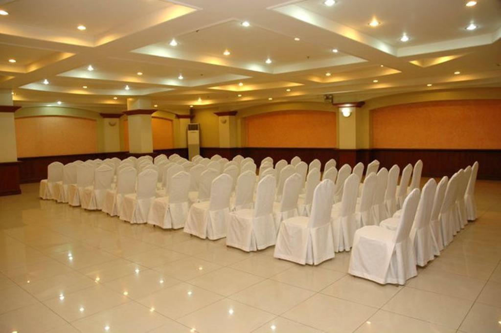 Grand Regal Hotel Bacolod Bagian luar foto