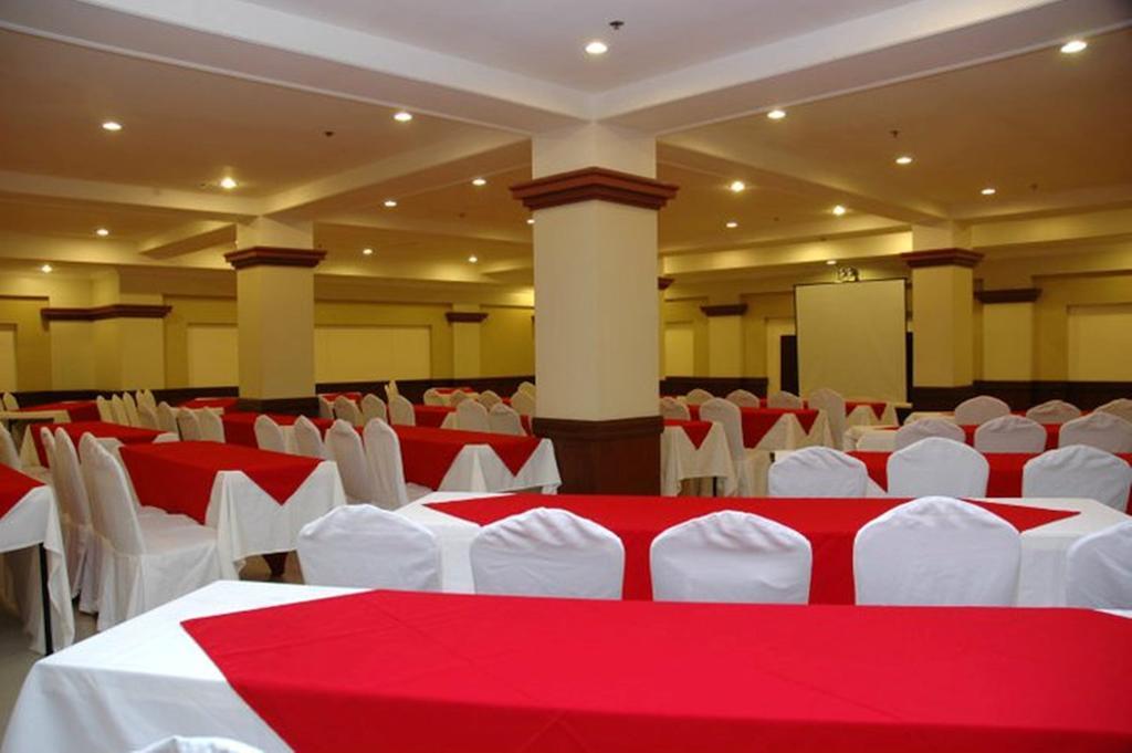 Grand Regal Hotel Bacolod Bagian luar foto